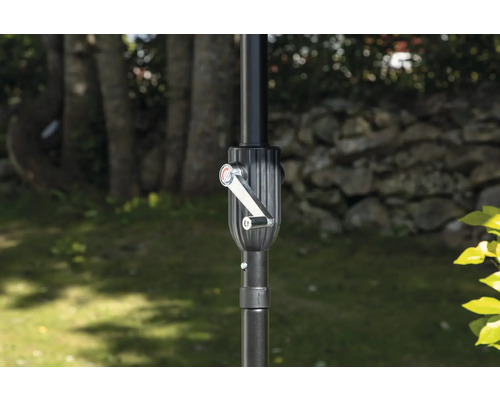 Detalj av en vev på ett parasollstativ.