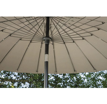 Vy under ett trädgårdsparasoll med metallram och mast