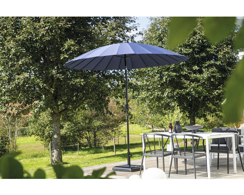 Miljöbild med trädgårdsbord och parasoll