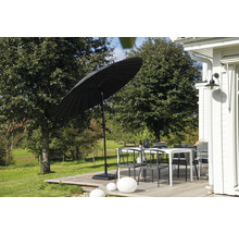 Scen med en trädgårdsbordssats och ett parasoll på en träterrass