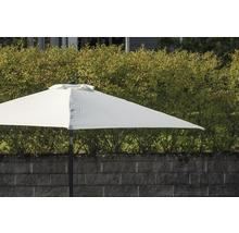 Öppnat parasoll i trädgården