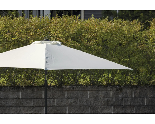 Öppnat parasoll i trädgården