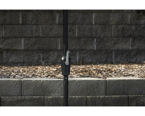 Detaljvy av en parasollstång med vevmekanism