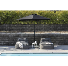 Trädgårdsscen med två sittsäckar, parasoll och sidobord vid poolen