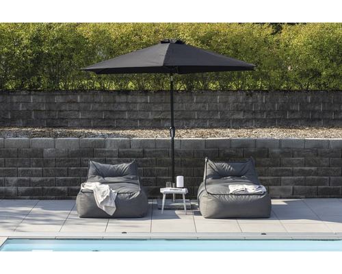 Trädgårdsscen med två sittsäckar, parasoll och sidobord vid poolen