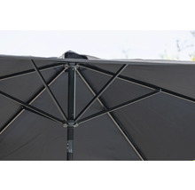 Detaljbild av ett trädgårdsparaply med metallram och tygklädsel