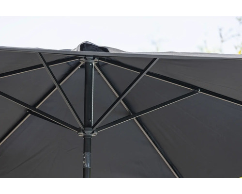 Detaljbild av ett trädgårdsparaply med metallram och tygklädsel