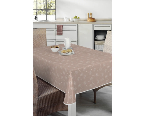 Bord med belagd duk med maskrosmönster i ett ljust kök