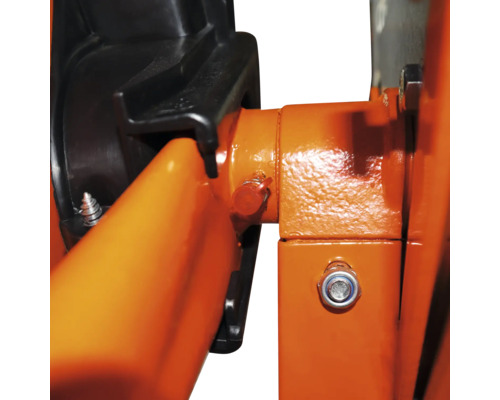 Närbild av en byggnadsställning med orange metallstag och svarta plastkopplingar.