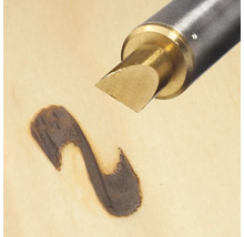 Träbrännare skapar en mörk linje på trä