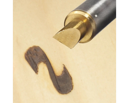 Träbrännare skapar en mörk linje på trä