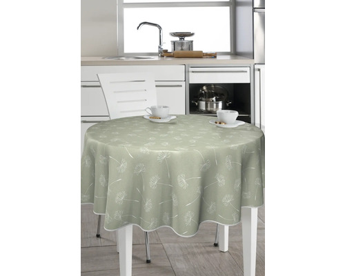 Runt bord med duk och koppar i ett kök