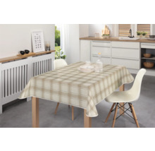 Matbord med rutig duk i köket