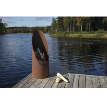 Eldstad av metall med ved på en träbrygga vid sjön