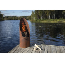 Eldstad i metall med trä på en träterrass vid sjön