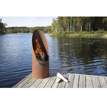 Eldstad av metall med ved på en brygga vid sjön