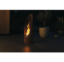 Dekorativ eldstad av stål med lågor utomhus