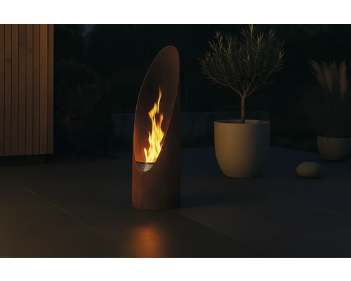 Dekorativ eldstad av stål med lågor utomhus