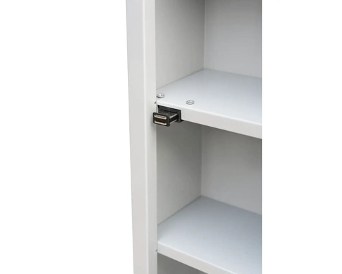 Detaljvy av metallskåp med hyllor och lås