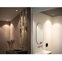 Badrum med infällda takspotlights, handfat och speglar