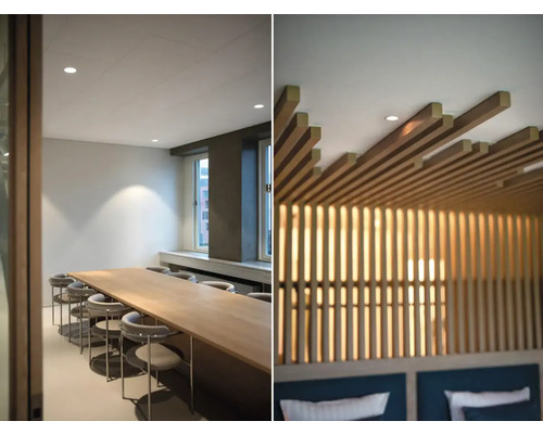 Interiörbild av ett konferensrum med trämöbler och ett trätak