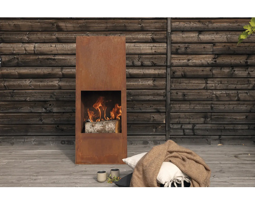 Fristående stålspis med vedeldning, filt och kuddar utomhus