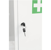 Närbild av ett första hjälpen-skåp med lås och nyckel