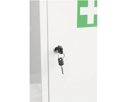 Närbild av ett första hjälpen-skåp med lås och nyckel