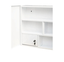 Vitt medicinskåp med hyllor och låsbar dörr