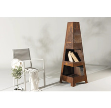 Trädgårdsscen med eldstad i metall, ved och stol