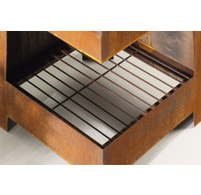 Detaljvy av eldkorg i stål med grillgaller