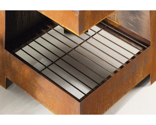 Detaljvy av eldkorg i stål med grillgaller