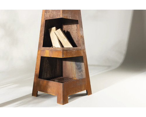 Rostfärgad uteplatsvärmare med träfack och grillgaller