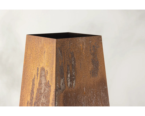 Rostfärgad planteringspelare av metall