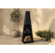 Svart eldstad i stål med vedförvaring för utomhusbruk.