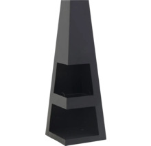 Svart, pyramidformad trädgårdskamin i metall med två öppna fack.