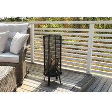 Uteplats med eldstad och sittgrupp