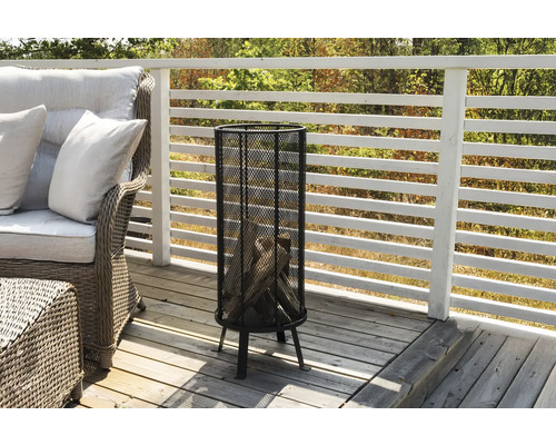 Uteplats med eldstad och sittgrupp