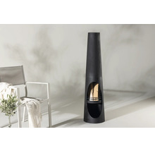 Svart utomhuskamin med ved och stol