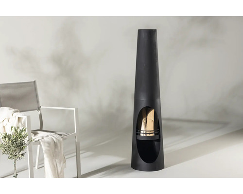 Svart utomhuskamin med ved och stol