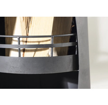 Detaljvy av en metallisk vedställ med träklabbar