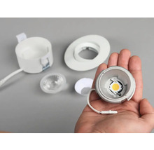 Infälld spotlight i separata delar, inklusive hölje, ram och LED-modul.