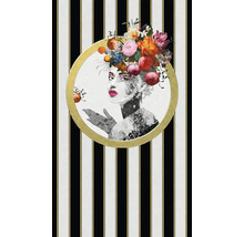 Dekorativ väggbild med kvinnoporträtt och blomsterdekorationer mot en randig bakgrund