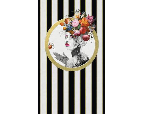 Dekorativ väggbild med kvinnoporträtt och blomsterdekorationer mot en randig bakgrund