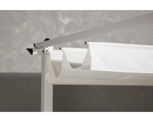 Detaljvy av en pergola med skjutbart tygtak