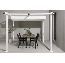 Pergola med utdragbart solskydd och matbord med stolar utomhus.