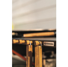 Muurikka logotyp bredvid grilltillbehör med trähandtag