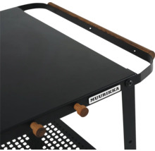 Detaljvy av en svart Muurikka grillvagn med trähandtag