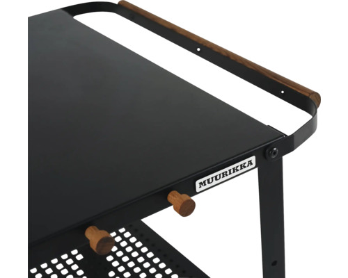 Detaljvy av en svart Muurikka grillvagn med trähandtag