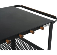 Detaljvy av Muurikka grillbord med stålram och trähandtag